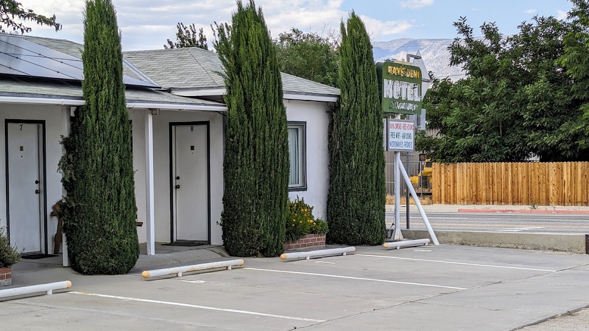 Ray's Den Motel